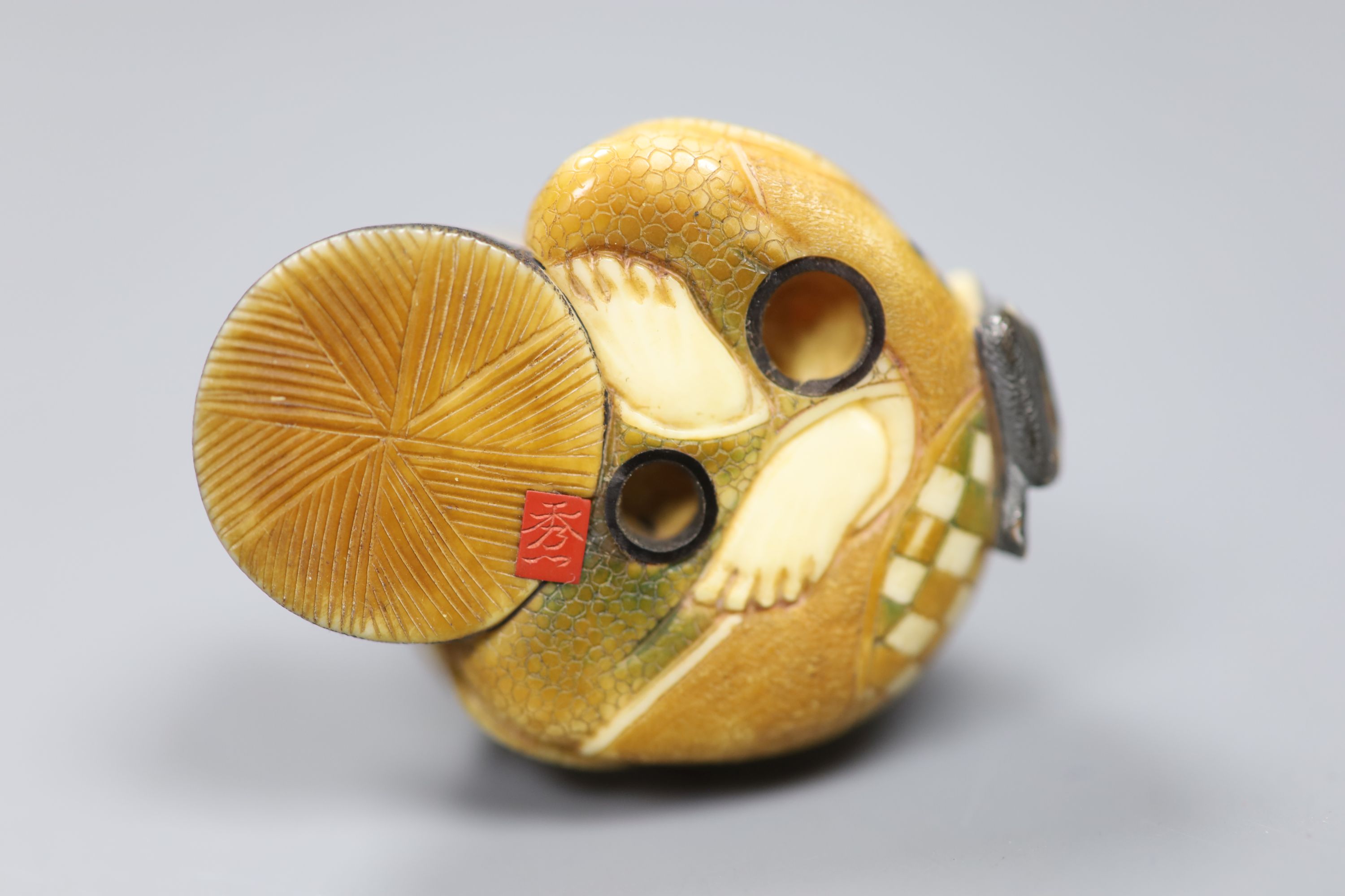 An early 20th century Japanese ivory netsuke of a craftsman, height 3cm